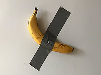 Посетитель музея в Сеуле съел инсталяцию Кателлана 