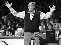 В Германии вандалы сломали памятник знаменитому израильскому баскетбольному тренеру Ральфу Кляйну