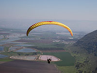 Израильские парапланеристы стали причиной тревоги на границе с Ливаном
