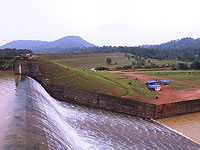 Индийский чиновник осушил резервуар, чтобы достать уроненный телефон