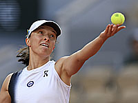 Леся Цуренко и Ига Швентек вышли во второй круг Открытого чемпионата Франции. Поражение Азаренко