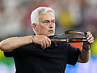 Жозе Моуриньо поругался с судьей и выбросил медаль за второе место. Он впервые проиграл в финале еврокубка