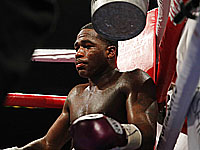 Бокс. Эдриен Бронер вернулся на ринг после двухлетнего перерыва и победил