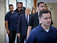 В зале суда: Лапид свидетельствует против Нетаниягу по 