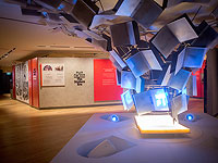 Охрана пыталась не впустить в музей АНУ женщину в футболке с символикой протестов, музей извинился