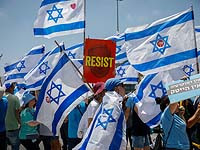 Тысячи противников реформы вышли на улицы после объявления об отставке Амихая Эшеда