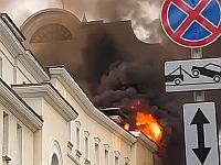 В центре Москвы возникло несколько сильных пожаров, горело здание, где расположены рестораны 