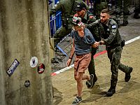 Противники реформы устроили акцию протеста в аэропорту