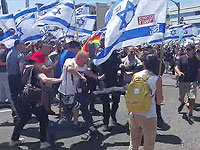 В ходе акции протеста фотограф ударил полицейского. Видео