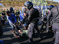 До 18:30 полицией был задержан 71 участник акций протеста