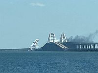 Нанесен ракетный удар по Крымскому мосту. Местные жители: 