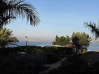 Активисты движения протеста проводят демонстрацию в мошаве Рамот перед прибытием супругов Нетаниягу