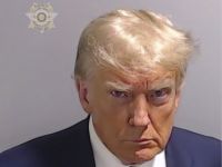Трамп побывал в тюрьме Фултон, где был арестован, прошел формальные процедуры, после чего вышел под залог в 200 тысяч долларов