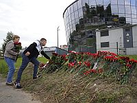 В Санкт-Петербурге около здания 