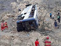 На юге Перу автобус упал в пропасть, десятки погибших