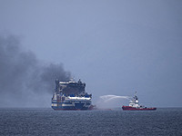 У берегов Италии на борту парома вспыхнул пожар, спасены около 180 человек