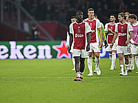 Матч чемпионата Нидерландов прерван. Голкипер потерял сознание после столкновения с форвардом 