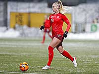 Самая красивая футболистка мира отклонила 