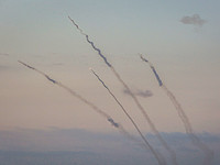 Попадание ракеты в один из жилых домов в Реховоте, пострадала женщина