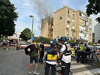 Сирены и взрывы в центре Израиля. Одна ракета попала в дом в Тель-Авиве, есть раненые