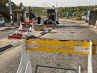 Жители Ариэля протестуют против незаконных проходов в город: 