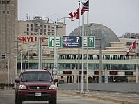 На пограничном мосту между США и Канадой над Ниагарским водопадом взорвался автомобиль