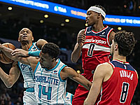 Дени Авдия набрал 13 очков. 