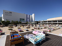 Сотни пустых кроватей в Тель-Авиве: помнить о заложниках в Газе. Фоторепортаж