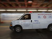 50-летний мужчина упал с высоты в деревне Машхад, он в тяжелом состоянии