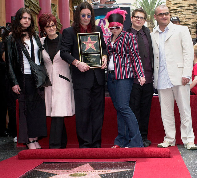 Ozzy (в центре) со своей семьей (слева направо), дочерью Эйми, женой Шэрон, дочерью Келли, сыном Джеком и его сыном Луи после того, как был удостоен звезды на Голливудской Аллее славы. 2002 год Ozzy (в центре) со своей семьей (слева направо), дочерью Эйми, женой Шэрон, дочерью Келли, сыном Джеком и его сыном Луи после того, как был удостоен звезды на Голливудской Аллее славы. 2002 год