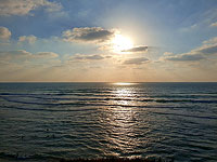 Взрывы в центре Израиля, без сирен: ракеты упали в море