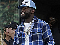 Легендарный боксер Флойд Мейвезер получил награду