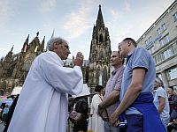 Папа Франциск подписал доктрину, позволяющую священникам благословлять однополые пары –  