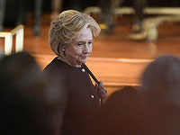 Клинтон на встрече с семьями заложников: 