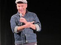 Израильские комики бесплатно выступили для жителей Ашкелона в рамках благотворительного тура