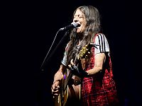 Певица и композитор, написавшая