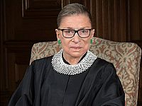 Выставка фотографий воротничков судьи Рут Бейдер-Гинзбург, сделанных израильским фотографом Элинор Каруччи открылась в Нью-Йорке