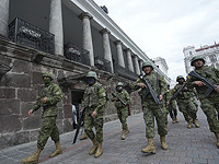 В Эквадоре вооруженные люди ворвались в студию телеканала и в прямом эфире взяли в заложники журналистов