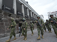 В Эквадоре вооруженные люди ворвались в студию телеканала и в прямом эфире взяли в заложники журналистов