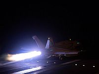 Центральное командование вооружённых сил США (Centcom) публикует кадры начала атаки на объекты хуситов в Йемене 12.01.2024