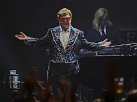 Аукционный дом Christie's распродает коллекцию Элтона Джона 