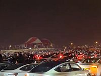 В Петах-Тикве сотни владельцев автомобилей Tesla устроили световое шоу в поддержку заложников