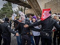 Родственники заложников блокируют проезд в Газу грузовиков с гумпомощью