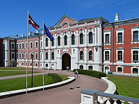 В Латвии из-за пожара эвакуировано здание, построенное Растрелли