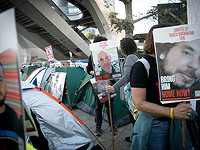 Мать и сестры одного из похищенных установили протестную палатку на шоссе рядом с 