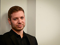 Таблоид Daily Mail опубликовал фото Яира Нетаниягу на балконе элитной высотки во Флориде