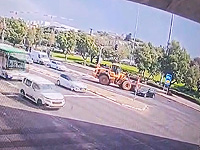Трактор врезался в машину у развязки Глилот: подозрения на теракт сняты. Видео