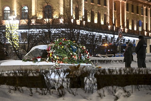 Мемориал в память о Навальном у Соловецкого камня в Москве. Фоторепортаж Мемориал в память о Навальном у Соловецкого камня в Москве. Фоторепортаж