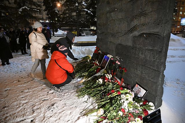 Мемориал в память о Навальном у Соловецкого камня в Москве. Фоторепортаж Мемориал в память о Навальном у Соловецкого камня в Москве. Фоторепортаж