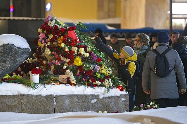 Мемориал в память о Навальном у Соловецкого камня в Москве. Фоторепортаж Мемориал в память о Навальном у Соловецкого камня в Москве. Фоторепортаж